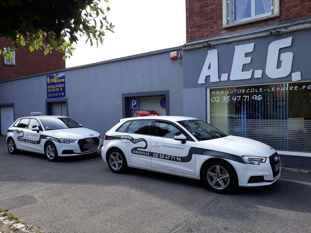 Devanture de l'auto école de Graville avec 2 voitures